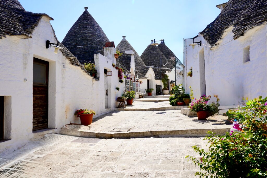 Witte trulli huisjes met puntdak Puglia